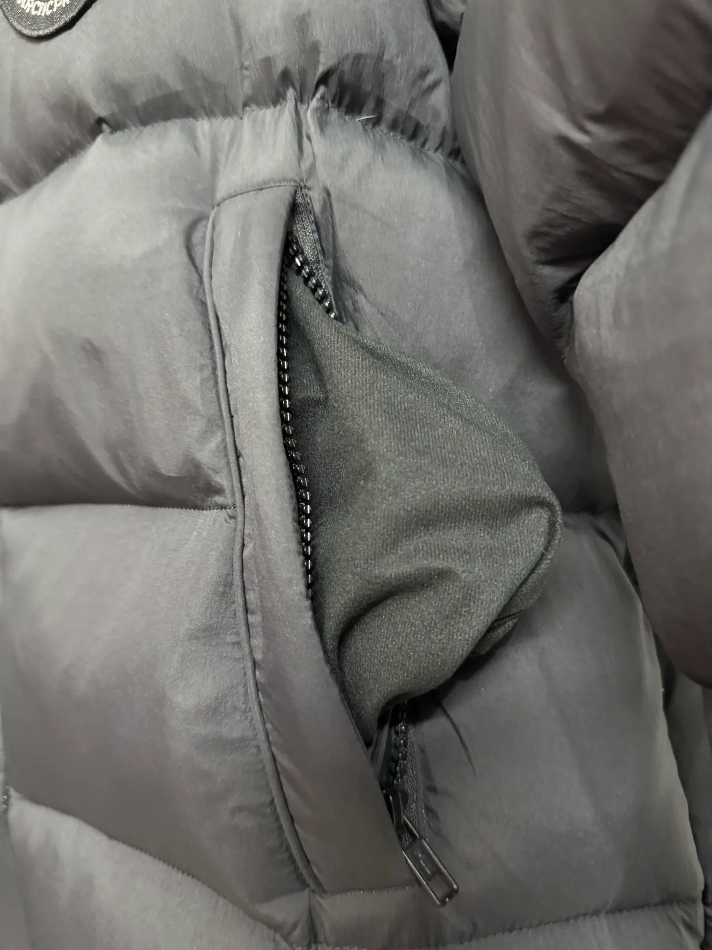 P860 Big Goose Ouyang Nana Second Generation (higher version) Canada goose Canada Goose Black Label Down Jacket A must-have in the outerwear world, the Big Goose Black Label down jacket! The latest designer styles! The goose down jacket has always been a popular element of fashion and is loved by experts from all walks of life! Fashionable hooded cut, high-end customer-supplied fine goose down, high resilience, smooth zipper, strong and firm. Pockets on both sides can store small items, free your hands, and you can go out without worries. It can also meet the need of putting your hands in your pockets👏👏Produced by Big Goose, it can be used as a group uniform by many celebrities. This down jacket uses a double-layer anti-down lining design, which has strong windproof performance and will be very warm in winter! Newly labeled white duck down filling, high fluffiness, windproof hooded design. When walking outdoors, pull the collar to the highest position, put your hands in the pockets and it will be very warm. It can be easily controlled by all body types! The interior is equipped with an elastic snow skirt design for better wrapping. The simple and neat style design highlights the masculine temperament. The impeccable style is classic and never goes out of style. It is warm and practical, and it is versatile! You can enter with your eyes closed!  Color: Black Khaki Size: XS-XXL